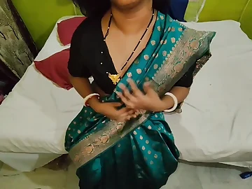 Desi Aunty saves her chap from temptation with her penurious body and penurious pussy