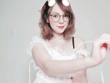 Amateur Webcam Cute Teen Plays Solo with Big Dildo